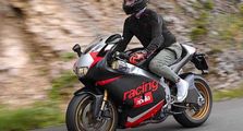 Modifikasi Motor Aprilia RSV4 Bergaya Retro Ala Legenda 2-Tak
