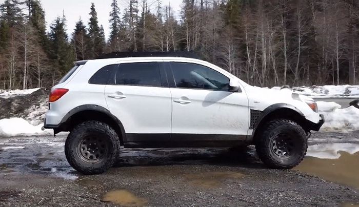 Mitsubishi Outlander Sport jangkung ditopang lift kit dan ban 33 inci