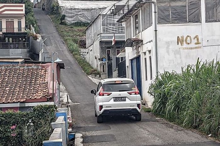 Ilustrasi papasan di jalan tanjakan sempit