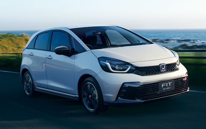 Honda Fit RS telah resmi jadi mobil baru di Jepang bersama Fit versi penyegaran minor.