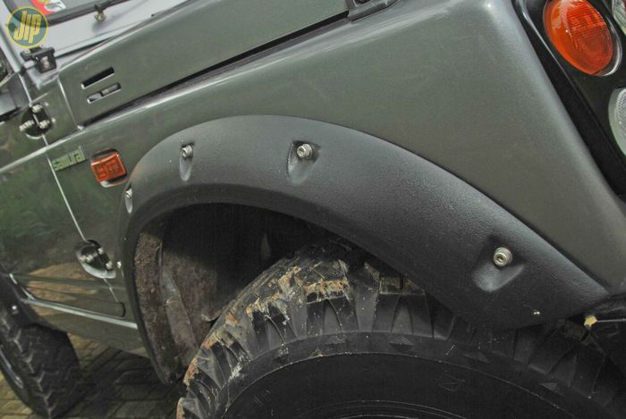 Overfender yang terpasang di Jimny Sierra ini berbahan aluminium garapan bengkel Nuris. 