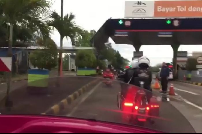 Pemakai Harley-Davidson dengan bebas masuk tol di Makassar