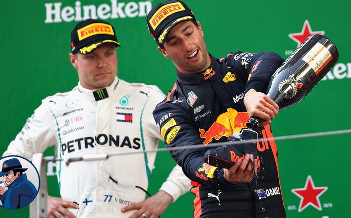 Daniel Ricciardo saat menang di GP F1 China 2018, disaksikan pembalap Mercedes Valtteri Bottas. Namanya juga dihubungkan sebagai pengganti Bottas tahun depan