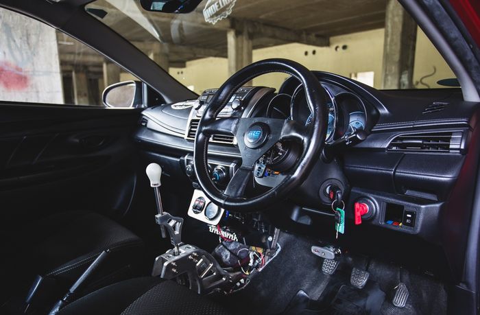 Tampilan kabin modifikasi Toyota Vios generasi ketiga dikemas sporty