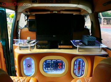 Interior Mewah Dengan Tv 32 Inci Ini Ternyata Milik Suzuki Carry Lawas Kok Bisa Semua Halaman Gridoto Com