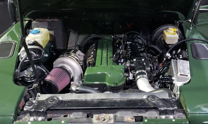 Mesin 2JZ-GTE terpasang ke restomod Land Rover Defender 90