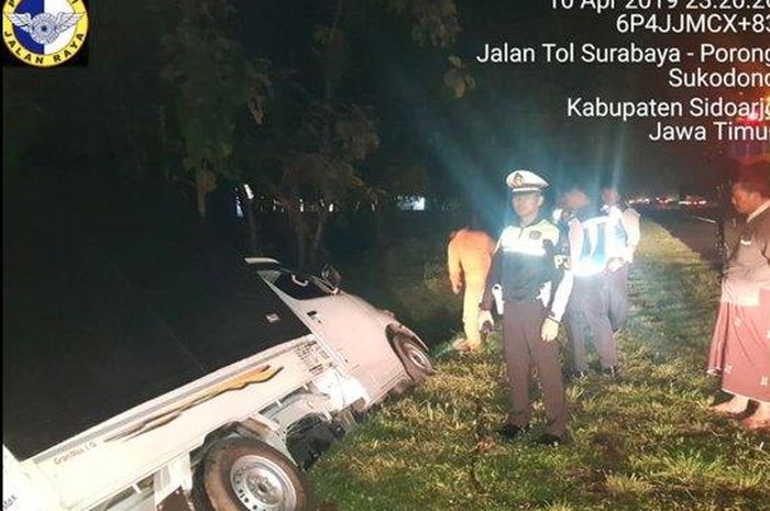 Kondisi Daihatsu Grand Max yang terguling di parit tol