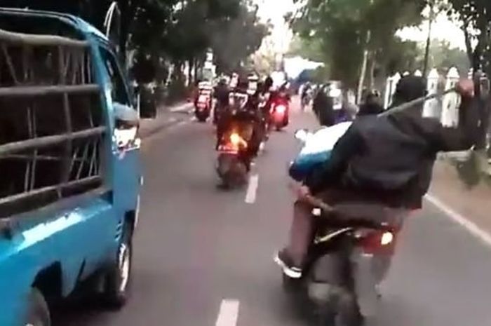 Pemotor yang diduga gangster ugal-ygala sambil acungkan pedang di jalanan Kota Bandung.