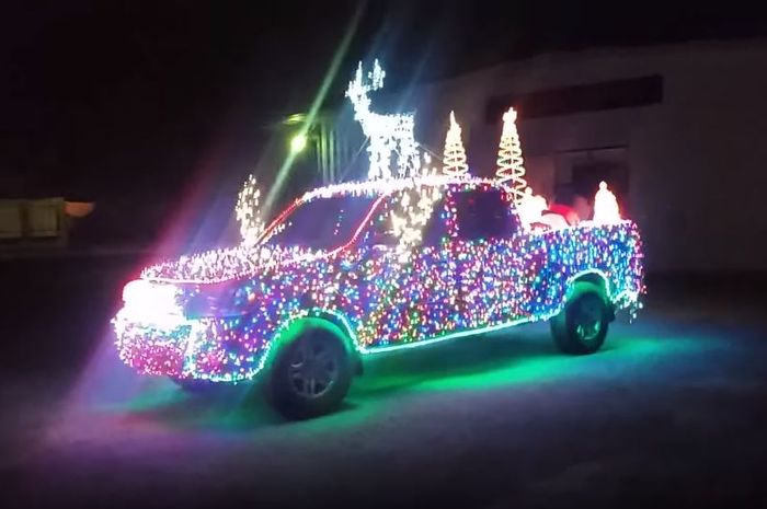 Toyota Tundra dihiasi 14.000 lampu natal