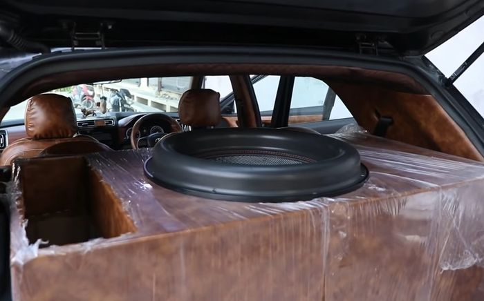 Penempatan box besar subwoofer di bagasi belakang Hyundai Creta
