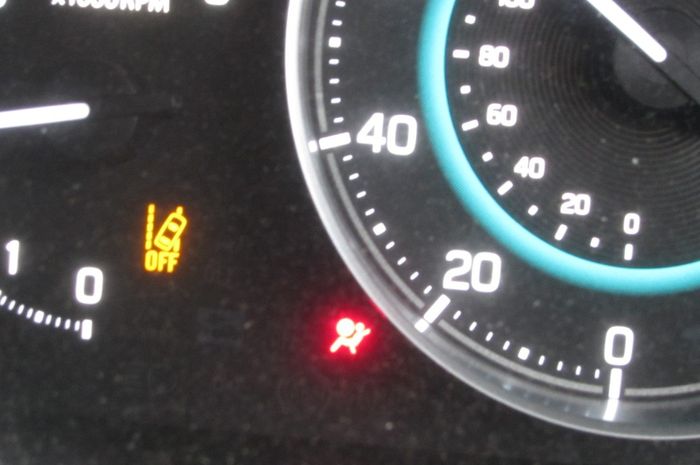 Cara mengecek kondisi airbag pada mobil seken.
