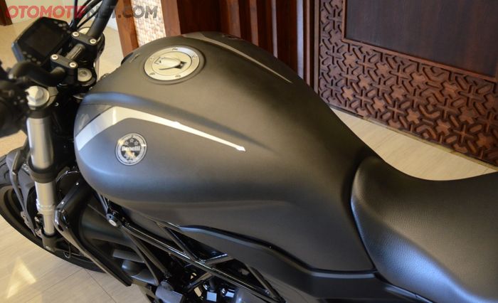 Tangki Benelli 502C muat bensin hingga 21 liter