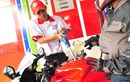 Awas, Menggoyang Motor Saat Isi Bensin Itu Berbahaya, Ini Akibatnya