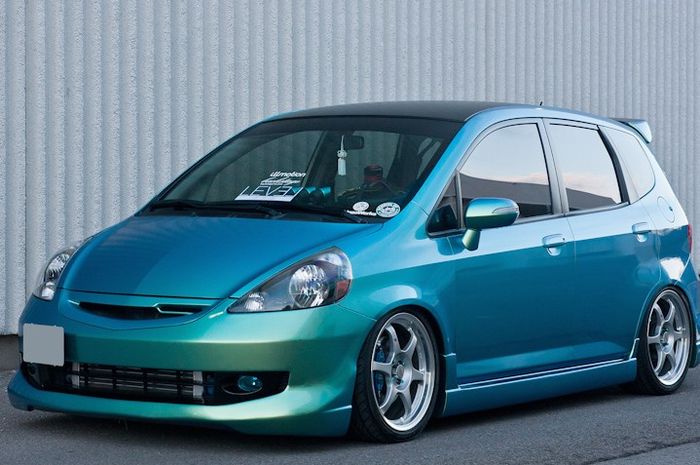 Modifikasi Honda Jazz GD3 dengan wrapping Hexis Lapus Blue