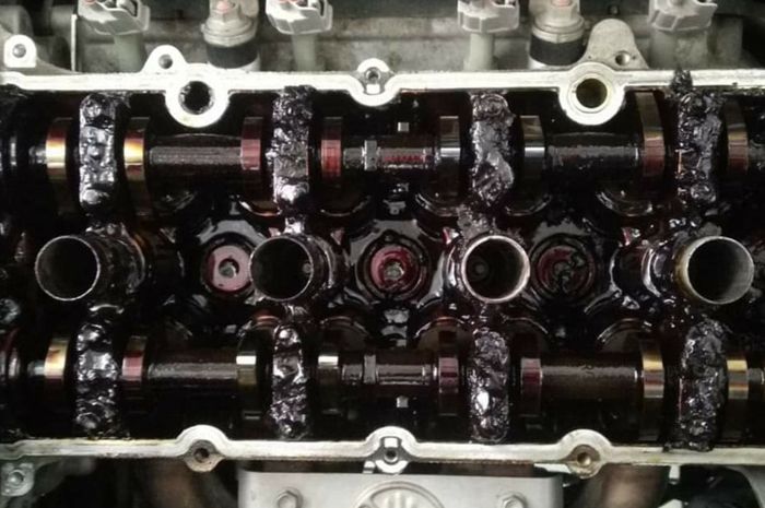 Lumpur hitam atau oil sludge di kepala silinder