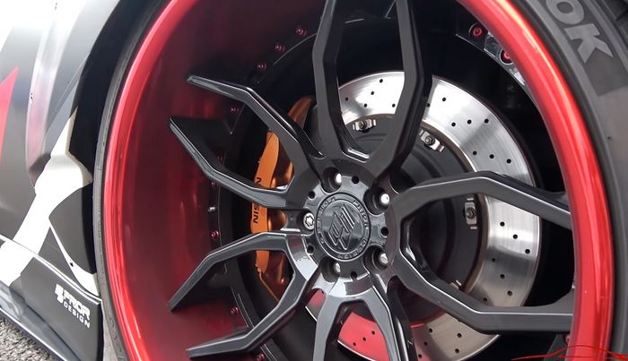 Modifikasi Nissan GT-R R35 dicolok pelek Prior Felgen ukuran 21 inci.