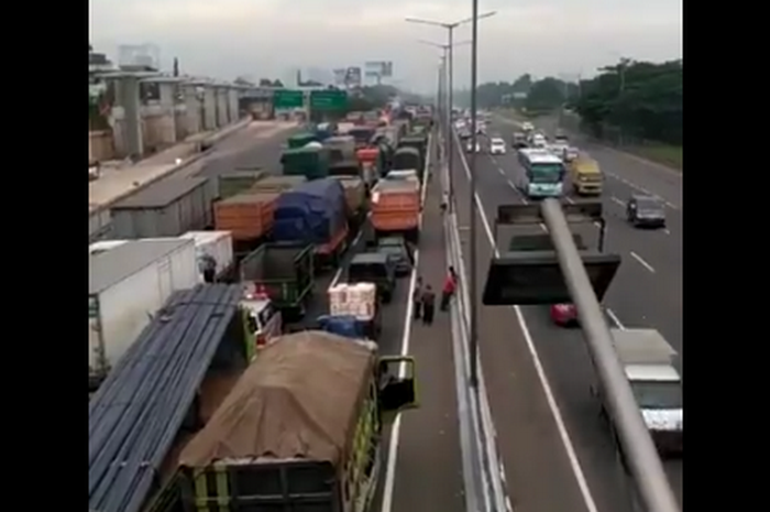 Kemacetan menuju tol Jakarta-Cikampek, Kamis pagi (16/11/2017)