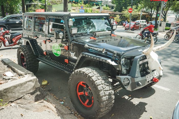 Modifikasi ekstrem Jeep Wrangler pakai tanduk di depan dan belakang