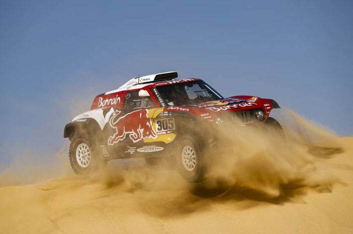Berhasil finish terdepan di Stage 10 Reli Dakar 2020, Carlos Sainz perlebar jarak dari kejaran Nasser Al-Attiyah di klasemen sementara
