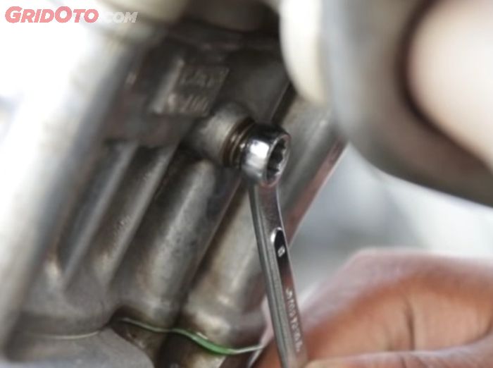 Jangan lupa untuk menutup semua lubang pembuangan air radiator sebelum tuang air radiator baru 