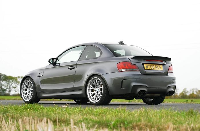 Modifikasi BMW 1M hasil konversi dari Seri-1 tipe standar