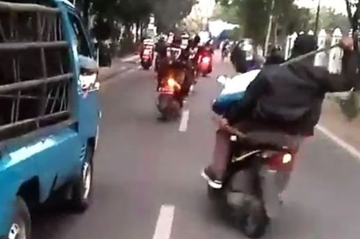 Gangster acungkan pedang di jalanan Kota Bandung.