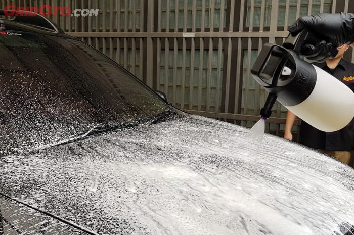 Ilustrasi Bilas Mobil dengan Sampo