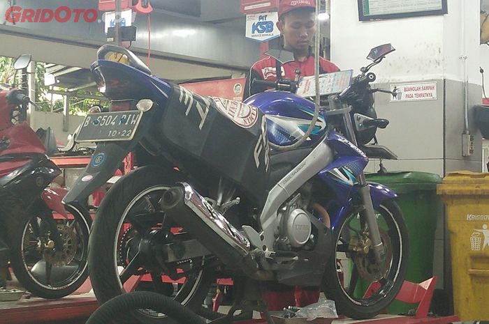 Ilustrasi servis di bengkel Yamaha FSS Cempaka Putih