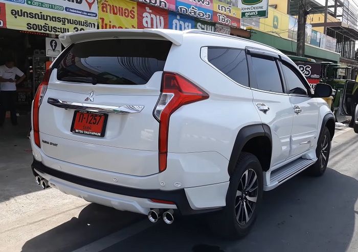 Tampilan belakang modifikasi Mitsubishi Pajero Sport ekspos aura sporty