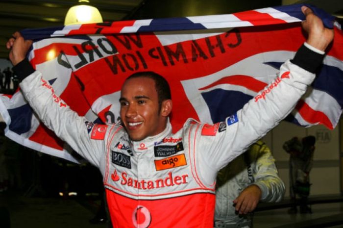 Lewis Hamilton meraih gelar juara dunia F1 yang pertama secara dramatis pada 2008, hanya unggul 1 point dari Felipe Massa