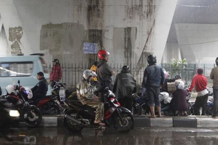 Berteduh di bawah jembatan