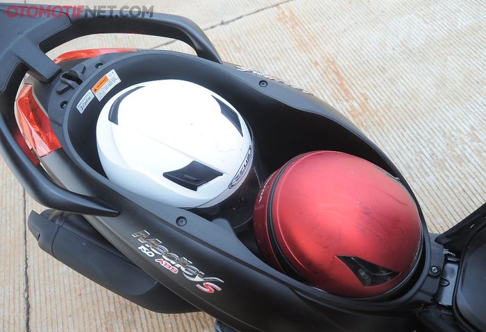 Bagasi Medley S 150 i-get bisa memuat 2 buah helm