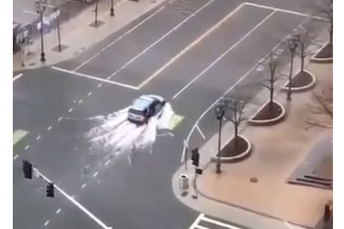 Mobil terabas banjir yang airnya terlihat bersih