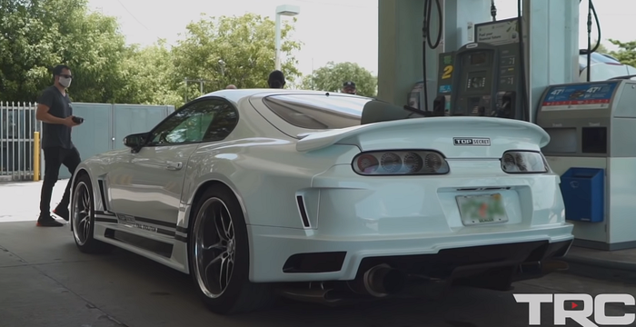 Spoiler rendah dipasangkan di area buritan