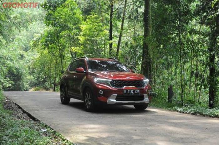 Kia Sonet Premiere iVT saat dites keluar kota oleh Otomotifnet.com