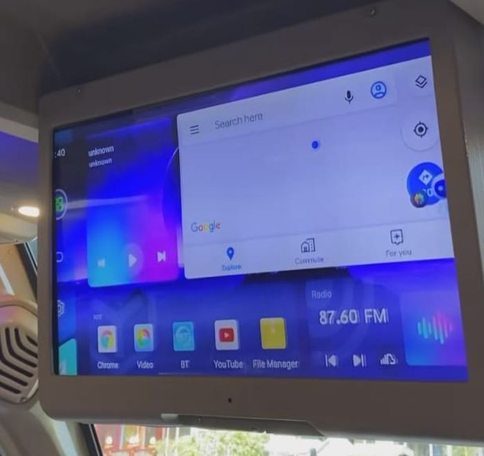 Bus baru PO Arimbi Skylander R22 memiliki TV Android di bagian depan.