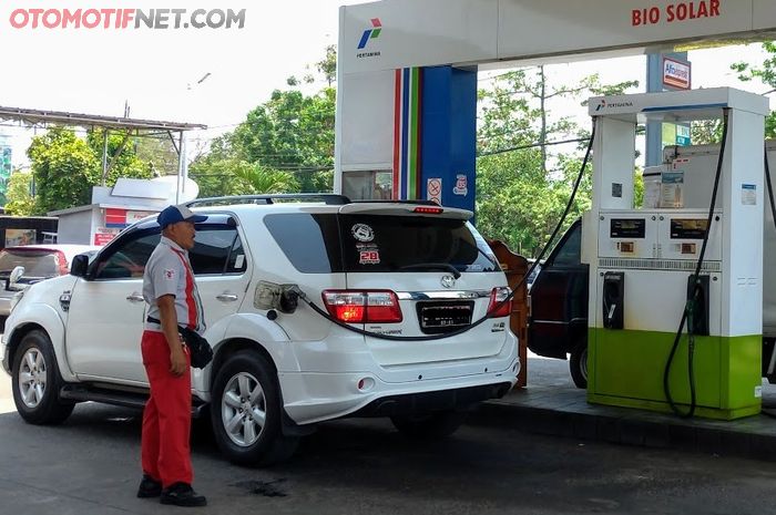 Toyota Fortuner mengisi BBM dengan BBM bersubsidi Bio Solar.