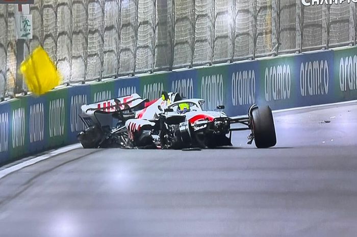 Pembalap tim Haas, Mick Schumacher mengalami kecelakaan parah pada kualifikasi F1 Arab Saudi 2022, Sabtu (26/3) malam