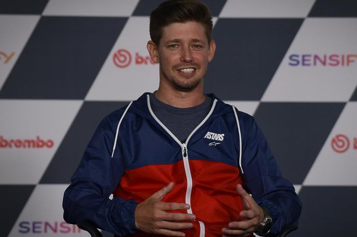 Memiliki kemampuannya menyesuaikan diriCasey Stoner mampu meraih gelar juara pada musim debutnya membela tim pabrikan Ducati dan Honda