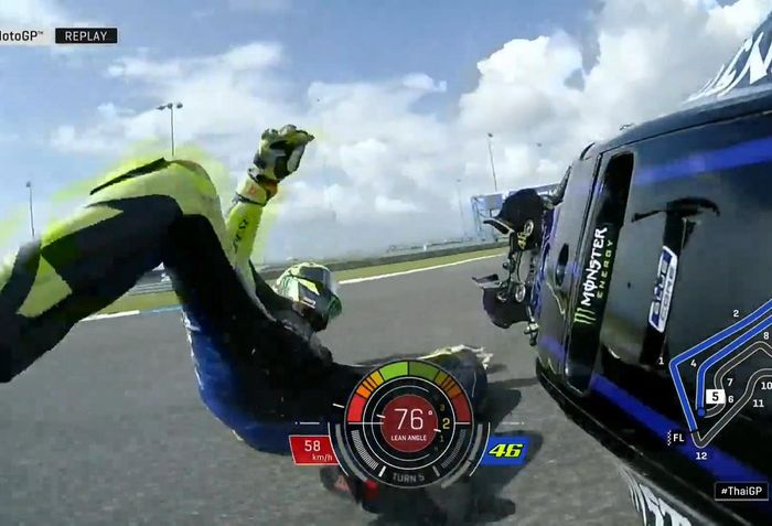 Tak lama berselang, Valentino Rossi malah terjatuh di tikungan kelima usai kehilangan daya cengkram ban depan