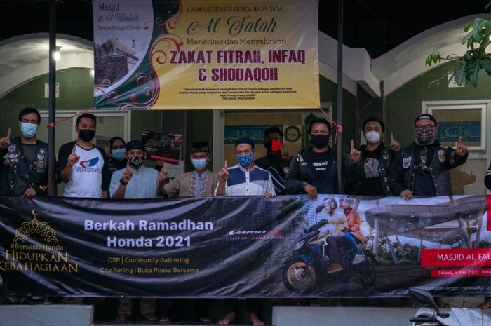 Pemberian bantuan perlengkapan kesehatan dan kebersihan oleh Komunitas Honda Vario Rider Club Bandung di Masjid Al-Falah Kab. Bandung Barat