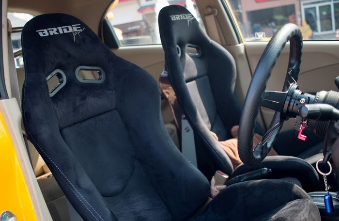Tampilan kabin modifikasi Honda Brio lama pasang jok Bride Stadia