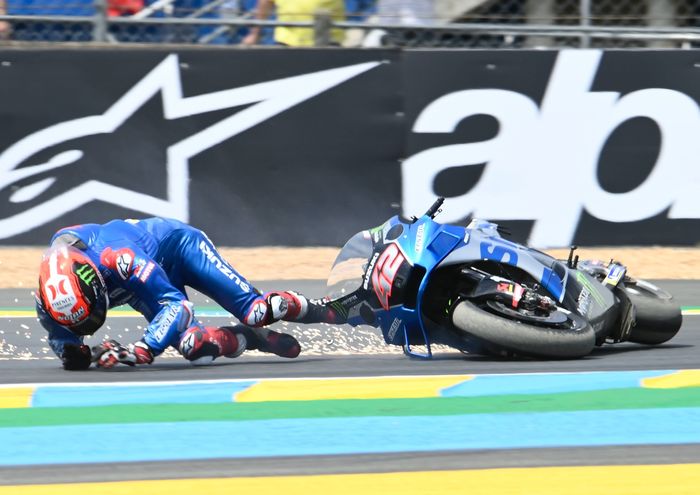 Pembalap Suzuki Ecstar, Alex Rins harus terjatuh di tikungan pertama Sirkuit Le Mans pada balapan MotoGP Perancis 2022