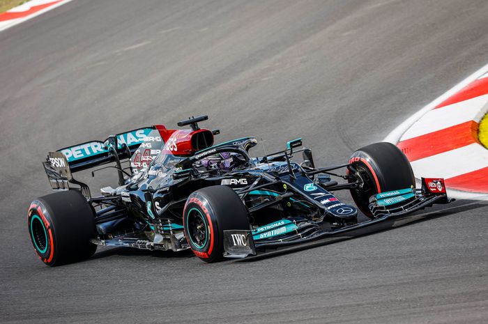Lewis Hamilton secara sensasional berhasil merebut posisi start terdepan pada kualifikasi putaran ke-16 Kejuaraan Dunia F1 2021