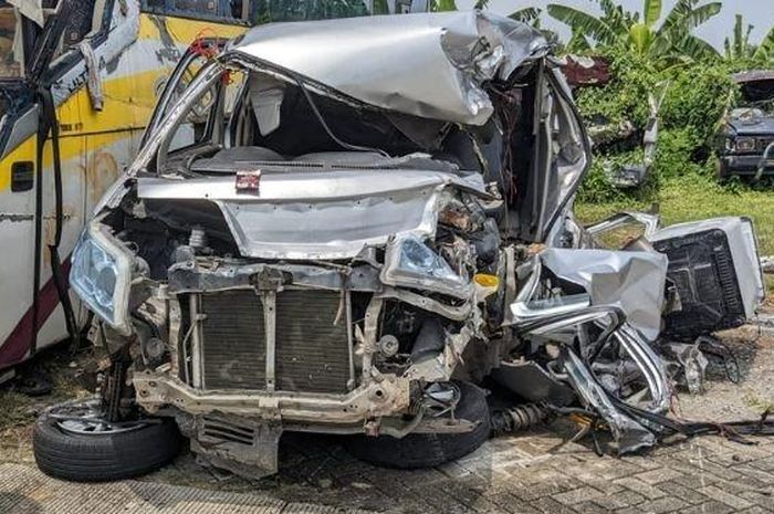 Kondisi mobil yang hancur mengalami kecelakaan maut di Tol Cipali hancur, Selasa (15/11/2022).  