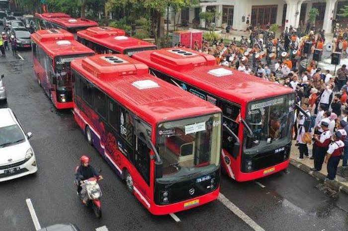 Belasan bus listrik yang wira-wiri di Kota Surabaya, sekarang dihentikan operasionalnya oleh Kemenhub.