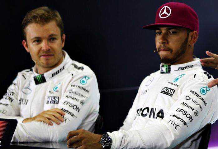 Nico Rosberg (kiri) dan Lewis Hamilton (kanan)