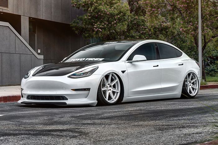 Modifikasi Tesla Model 3 tampil klimis ditopang kaki-kaki kandas
