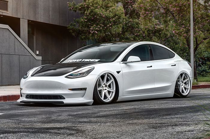 Modifikasi Tesla Model 3 tampil klimis adopsi gaya bagged berkaki ceper