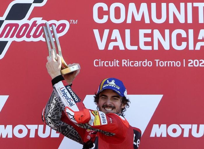 Tunjukkan baktinya sebagai Murid, Francesco Bagnaia mempersembahkan kemenangan pada balapan MotoGP Valencia 2021 untuk Valentino Rossi